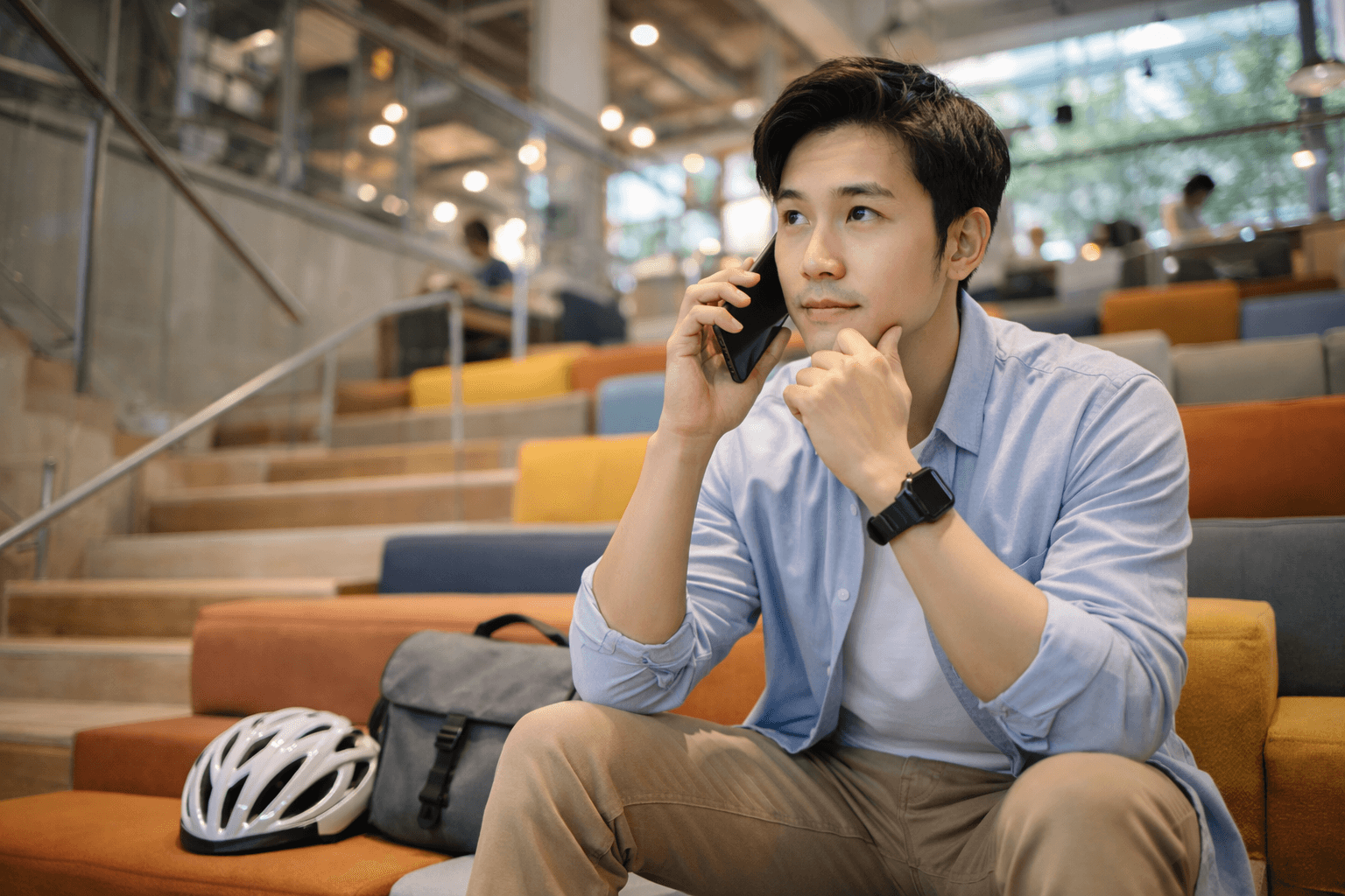 ภาพฟรีแลนซ์กำลังดูเงินฉุกเฉิน ภาระหนี้ และเช็กลิสต์ประกันอุบัติเหตุ